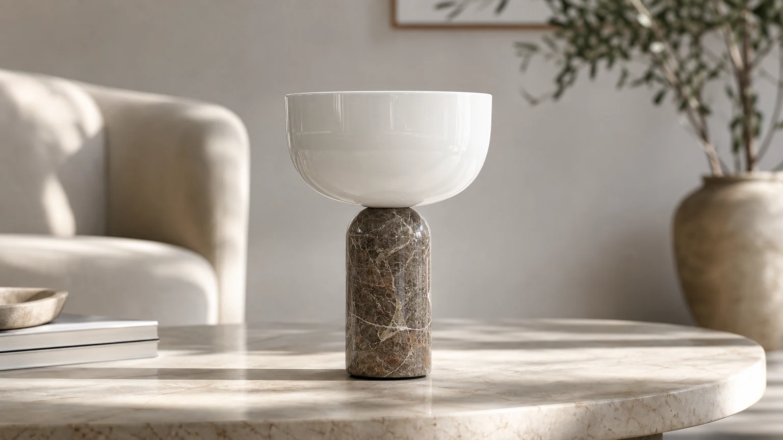 Poziomy widok stylu życia na ładowalną lampę stołową Marble Kizu S65