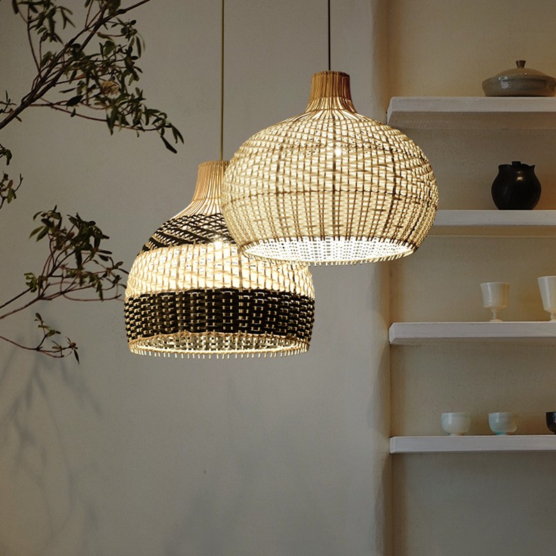 Due varianti di lampade a sospensione in rattan intrecciato esposte insieme