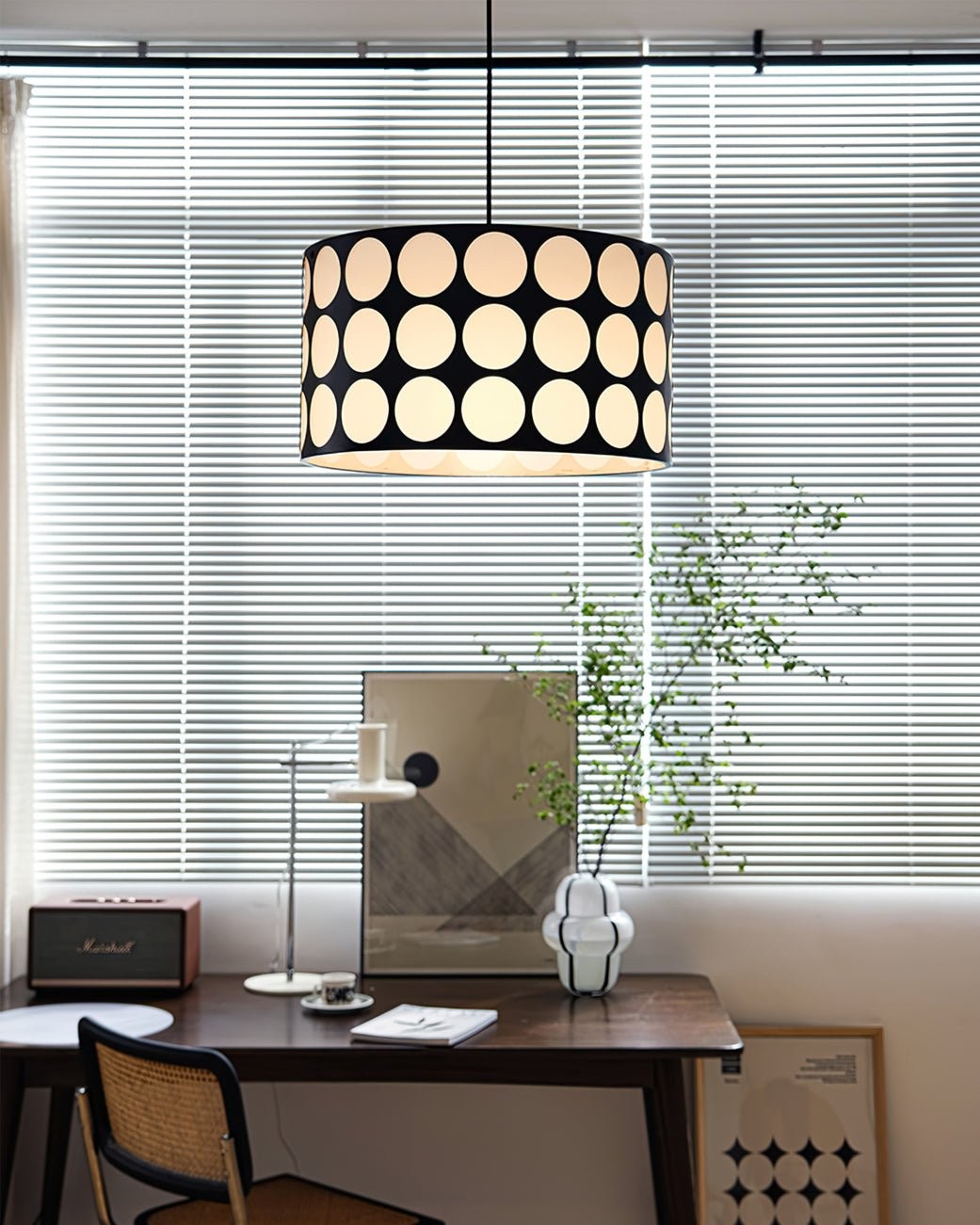 Lampa wisząca montowana nad biurkiem w pobliżu rolet okiennych