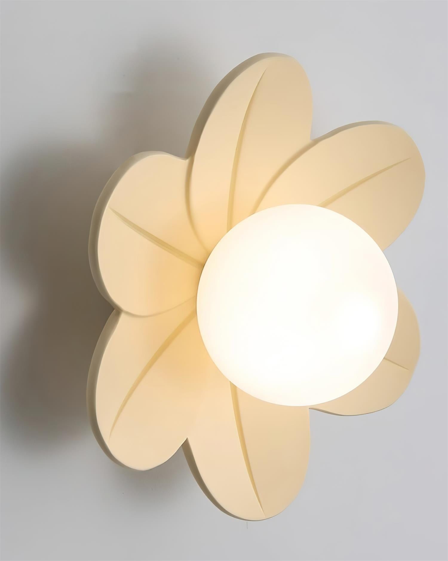 Nærbilde av kremfarget blomstertaklampe med glødende globe