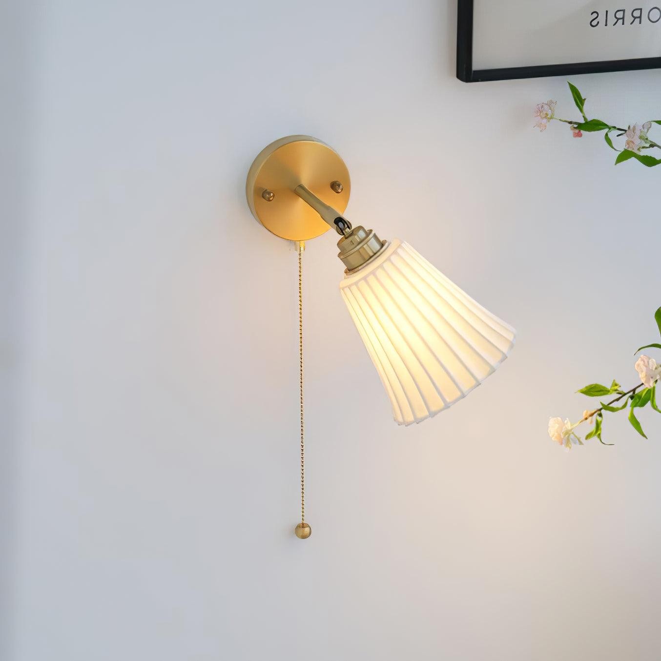Zapalająca lampa ścienna skierowana w dół