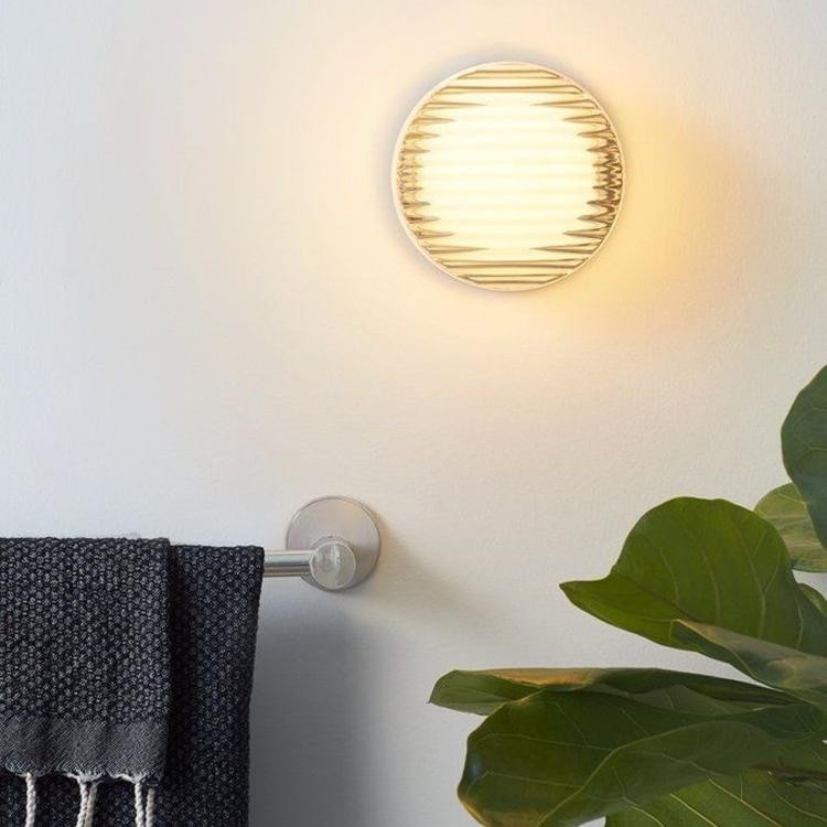 Okrągła lampa ścienna z wgłębieniem zainstalowana w łazience lub pomieszczeniu mieszkalnym