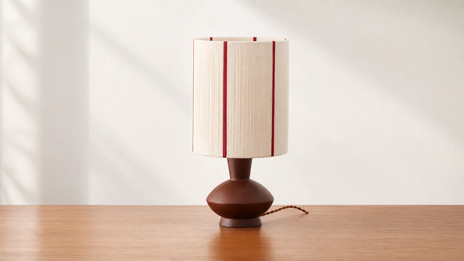 Lampa stołowa Onslow D93 w ciepłym pomieszczeniu