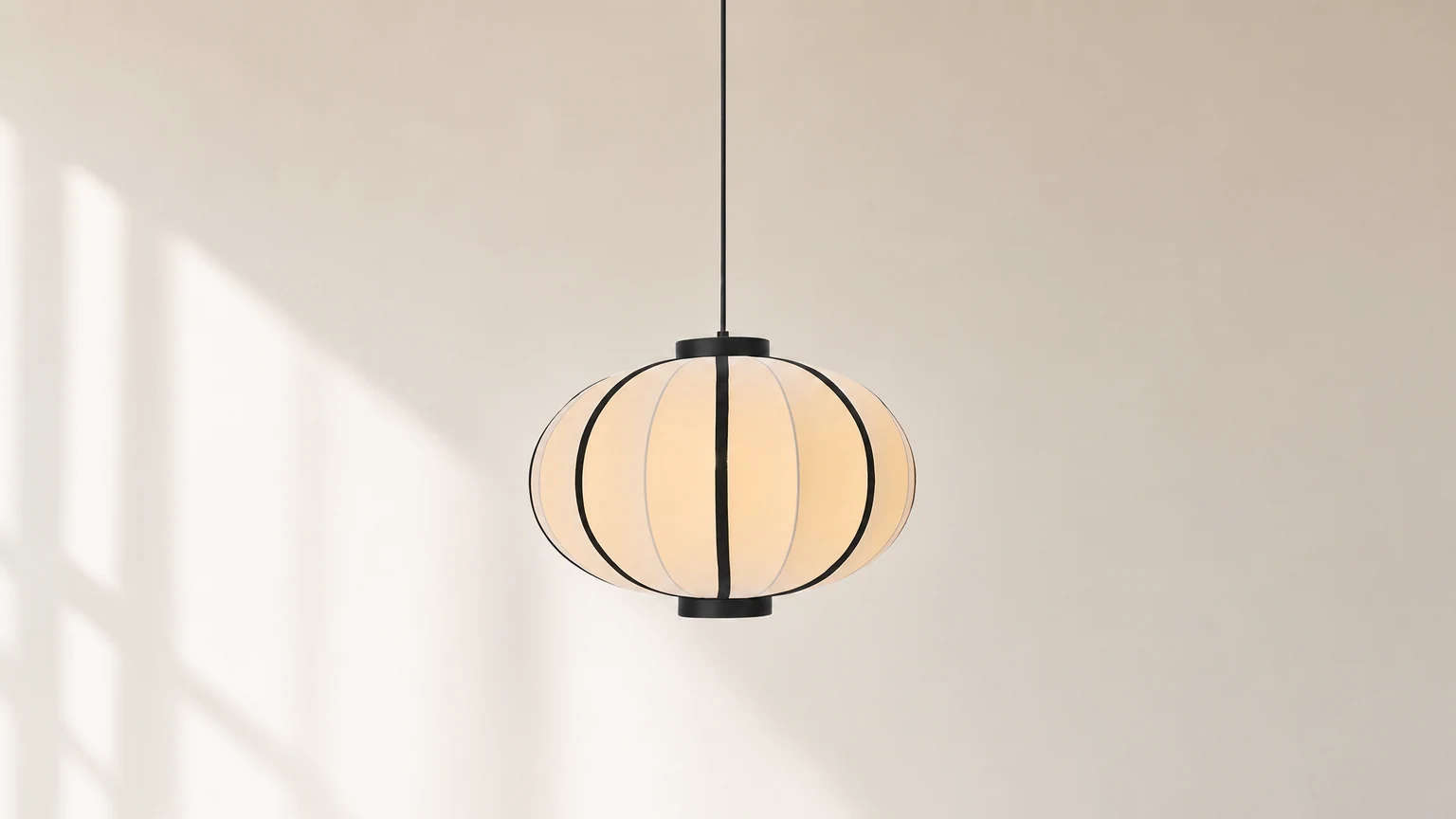 Minimalistyczna czarno-biała lampa wisząca Lantern M220 w scenie pokojowej