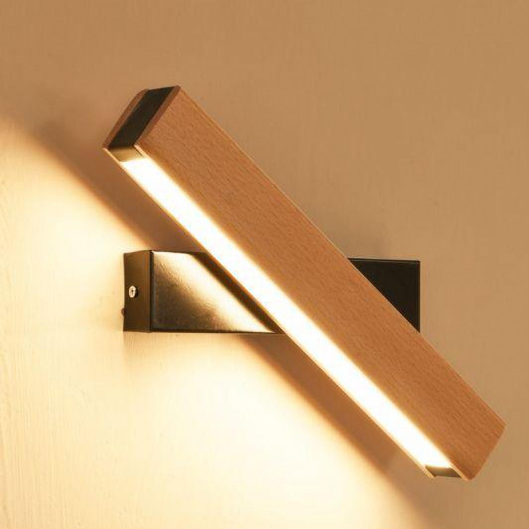 Närbild av justerbar vägglampa i svart och trä för verandan med glödande ljusramp