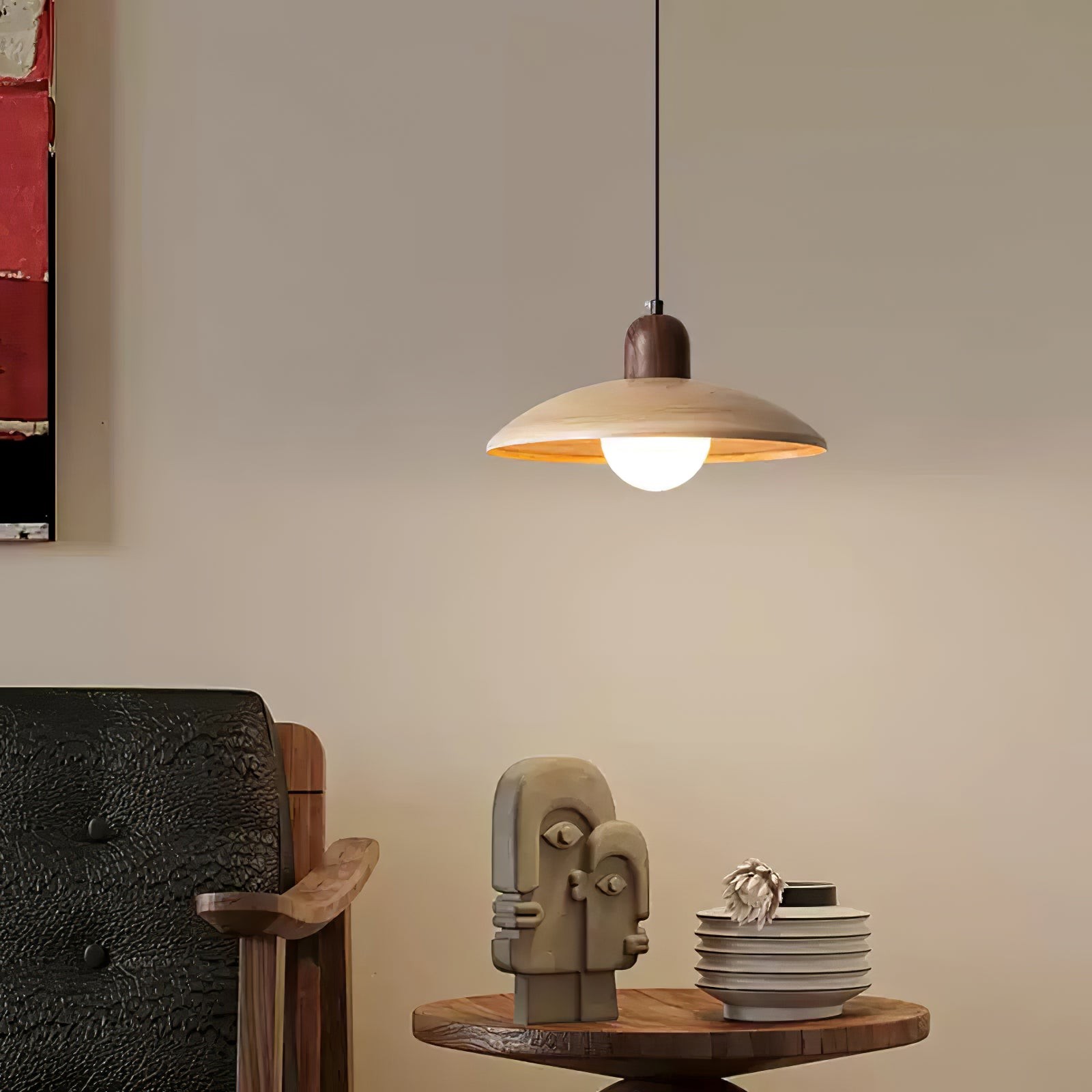Lampa wisząca w scenie wypoczynkowej nad bocznym stołem i krzesłem