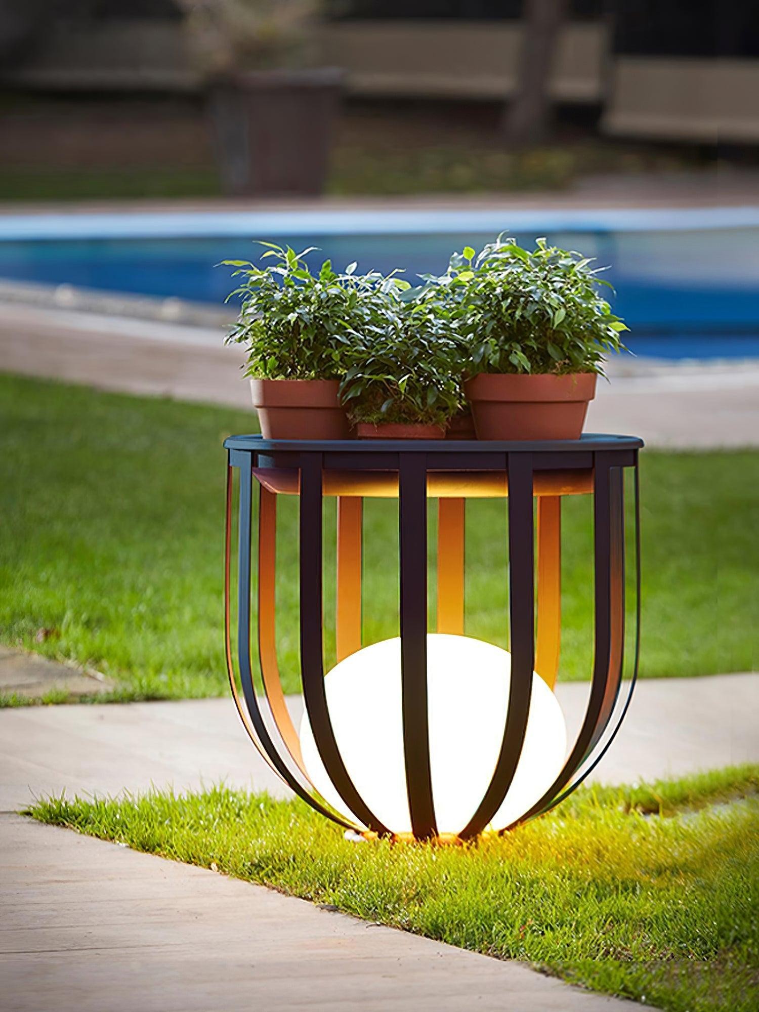 Scena na trawniku i basenie ze świecącą wodoodporną lampą zewnętrzną Garden Solar