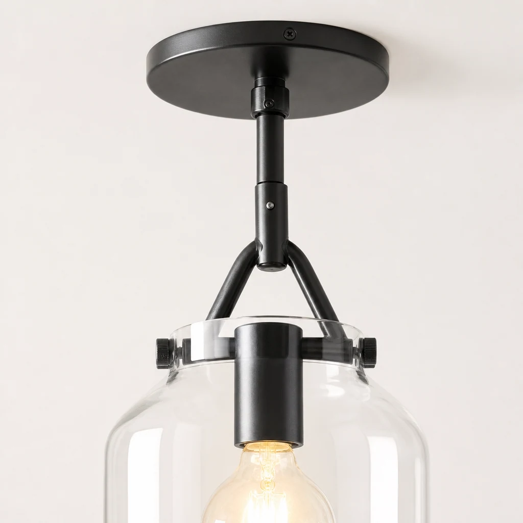 Zbliżenie na klosz i wykończenie lampy wiszącej Hanton z jasnego metalu