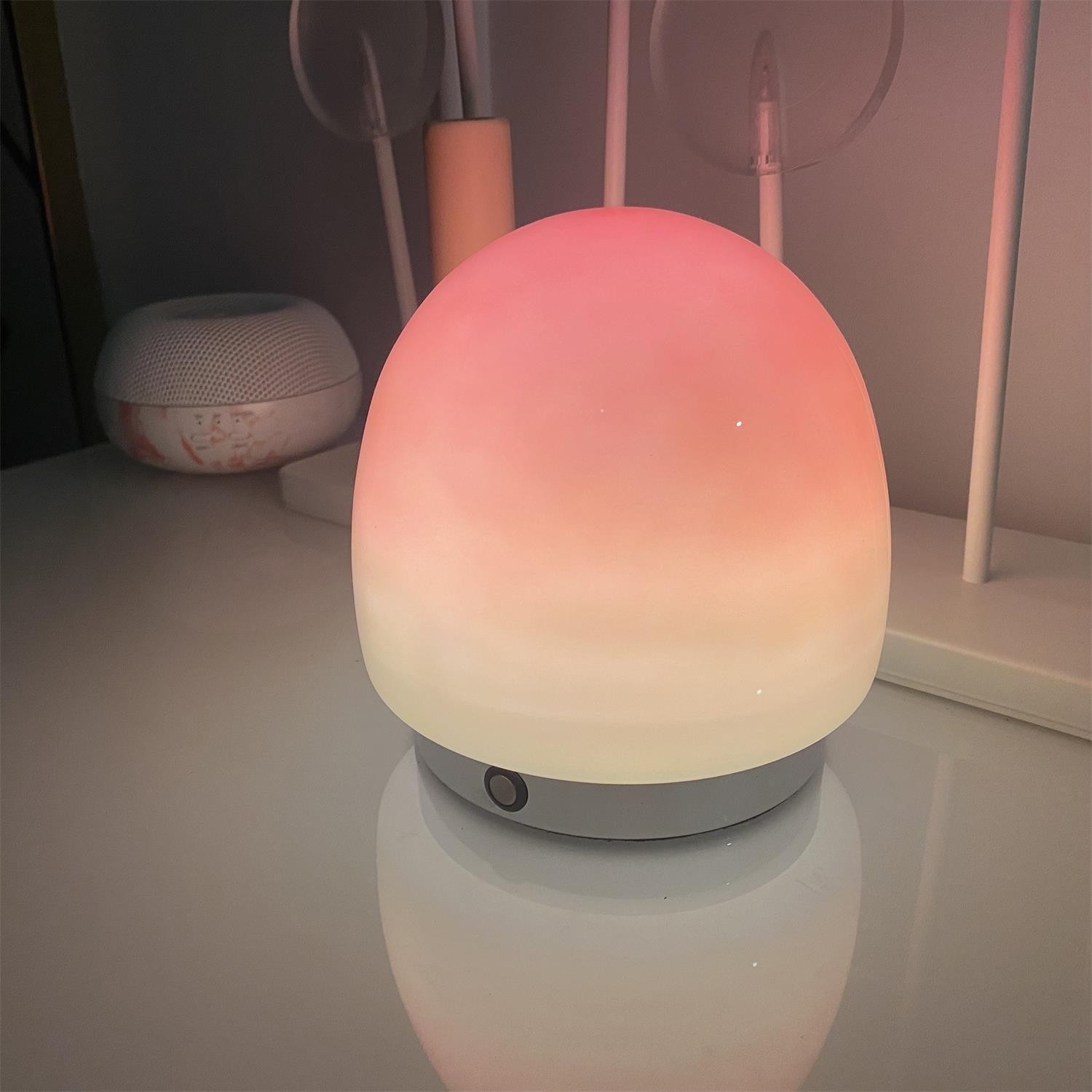 Bliski widok stylu życia lampy stołowej Peach na białej powierzchni