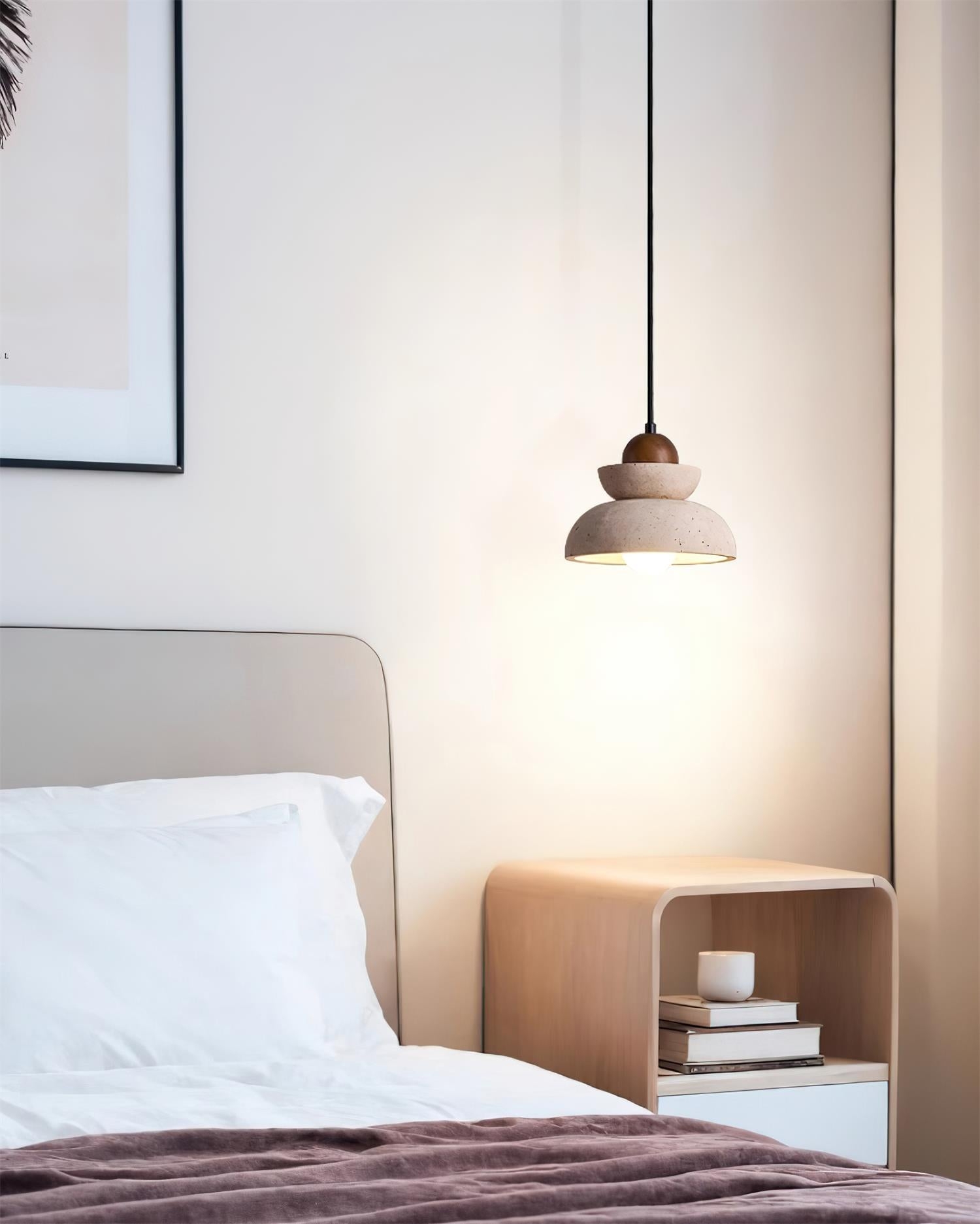 Lampa wisząca Karwei nad stolikiem nocnym