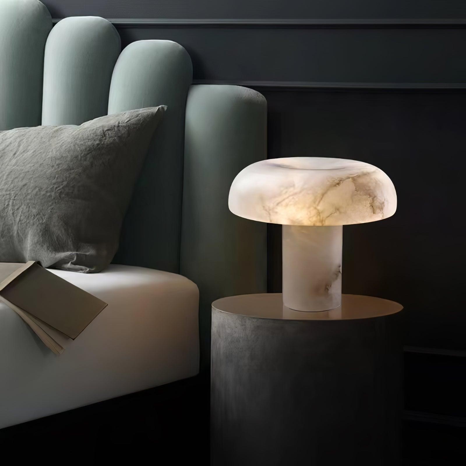 Lampa stołowa M450 na bocznym stoliku w ciemnej scenie lifestylowej
