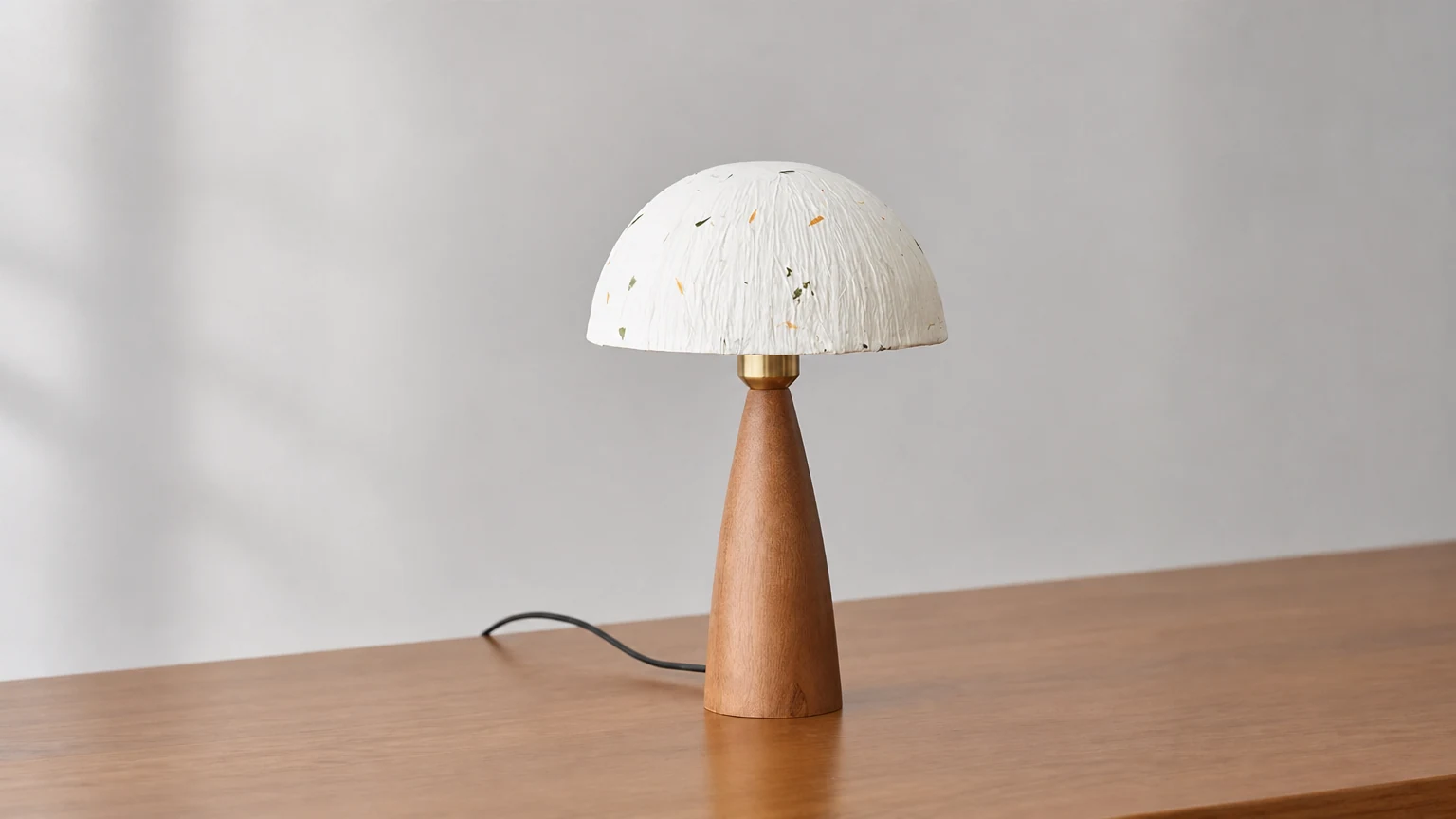 Lampa stołowa Kent Wood D62 pozioma scena lifestylowa