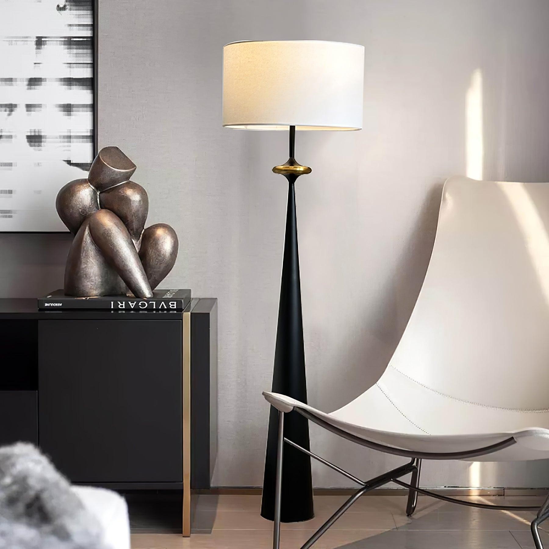 Lámpara de pie Putney T426 junto a una silla y un armario.