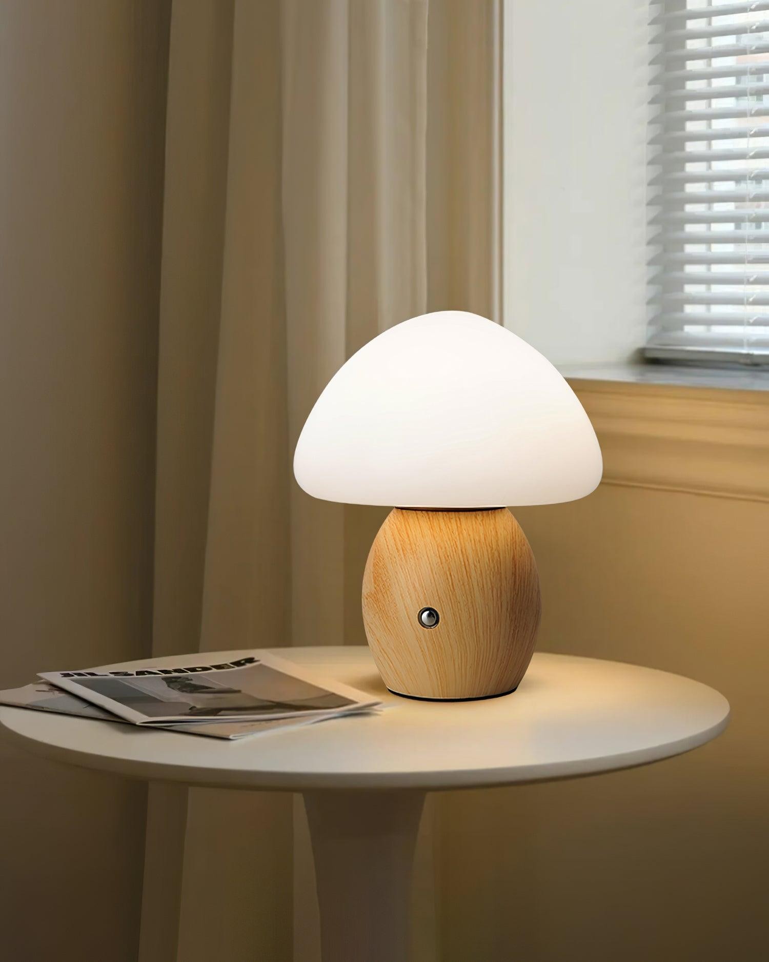 Lampa stołowa w kształcie grzybka obok zasłon i okna
