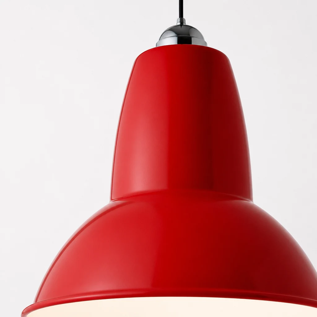 Zbliżenie na klosz i wykończenie lampy wiszącej Modryx