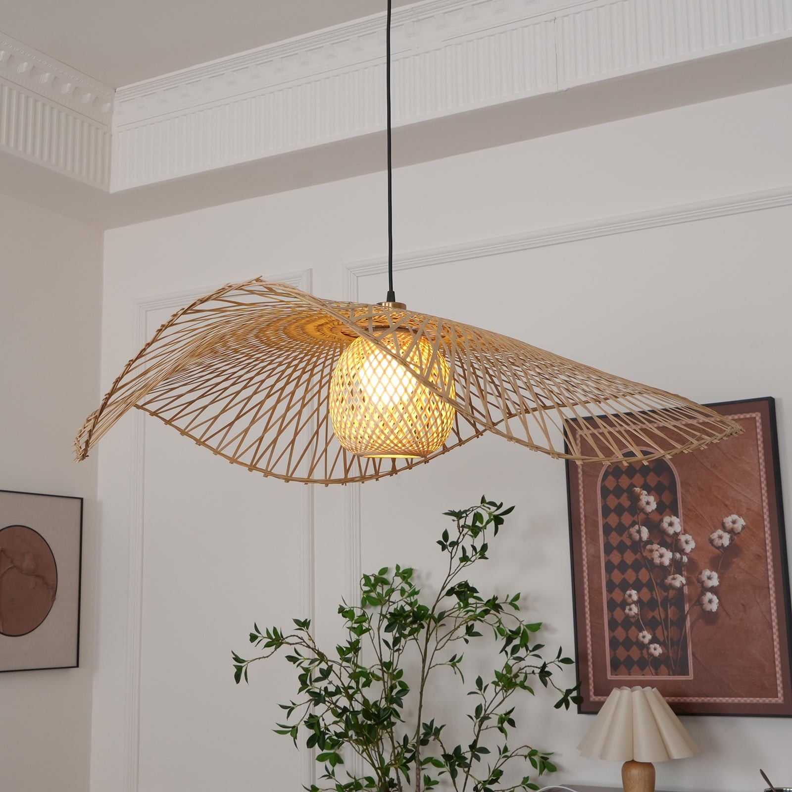 Bambus lotusblad-pendellampe i et lyst rom med plantedekor