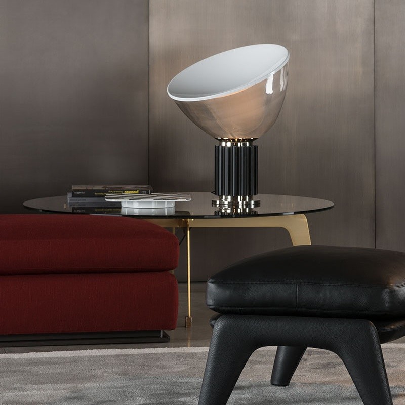 Lampa wyeksponowana na szklanym stoliku w salonie