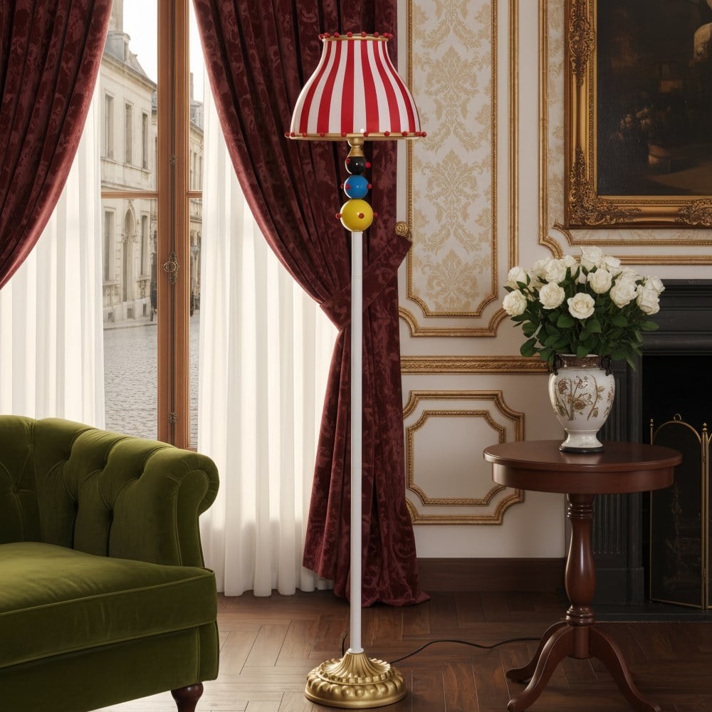 Lámpara de pie Festilo Circus en una habitación decorada cerca de una silla.