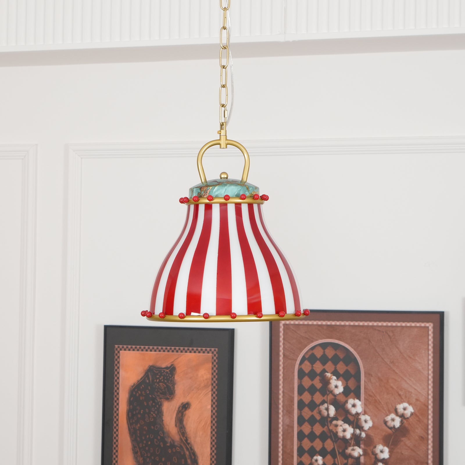 Cyrkowa lampa wisząca w pokoju z grafiką ścienną
