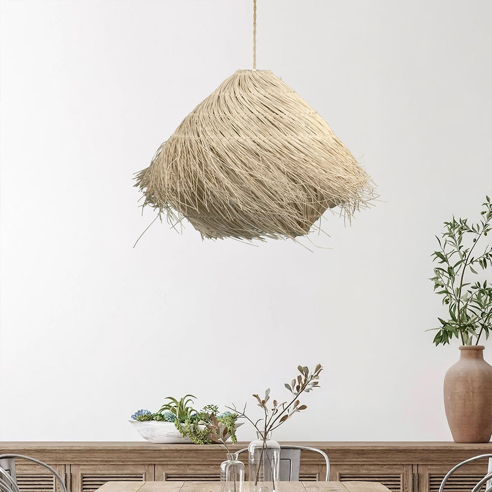 Rattanowa lampa wisząca w minimalistycznym pomieszczeniu z roślinami
