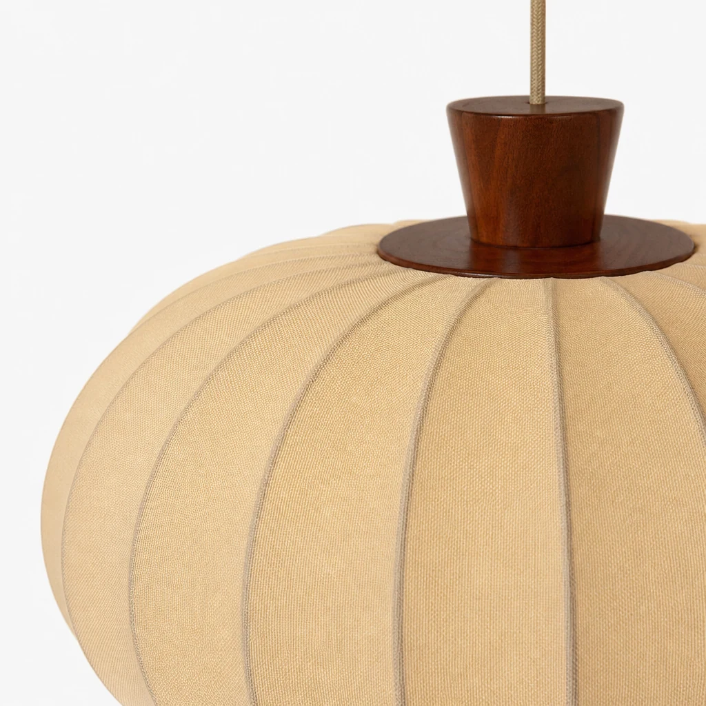Bliski widok jedwabnego klosza i detali w kolorze orzecha na lampie wiszącej Classic Silk Lantern