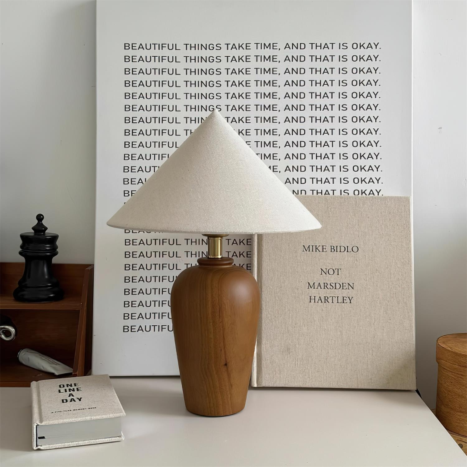 Lampa Brayden na blacie z małymi przedmiotami dekoracyjnymi