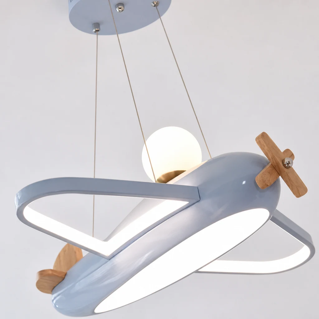 Nærbilde av Airplane-pendellampen P002 i finish og propell