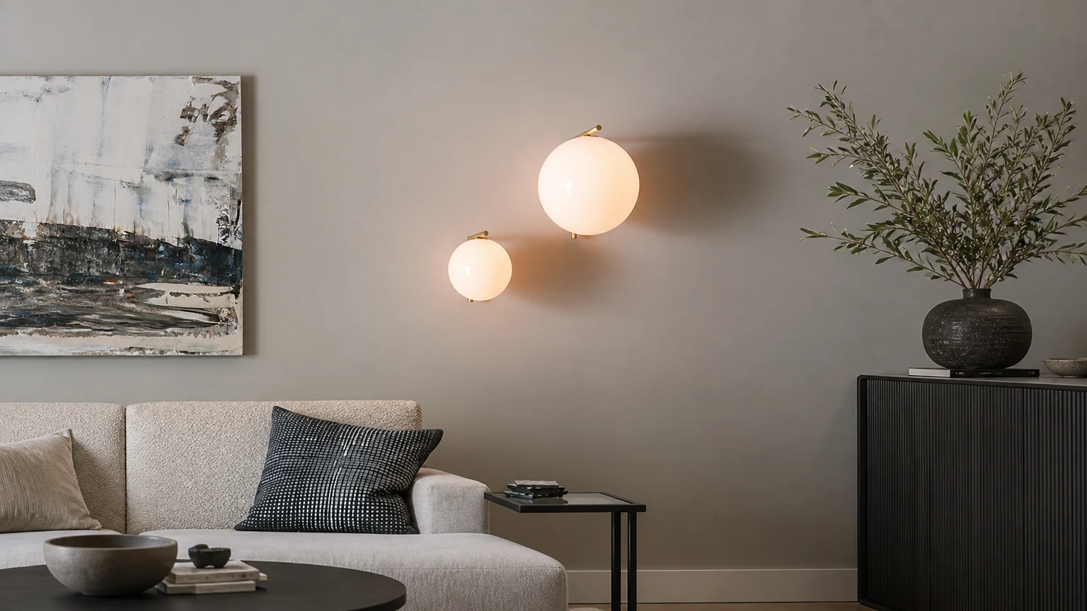 Stilig glasskuleformet vegg-/taklampe S62 i et varmt interiørmiljø