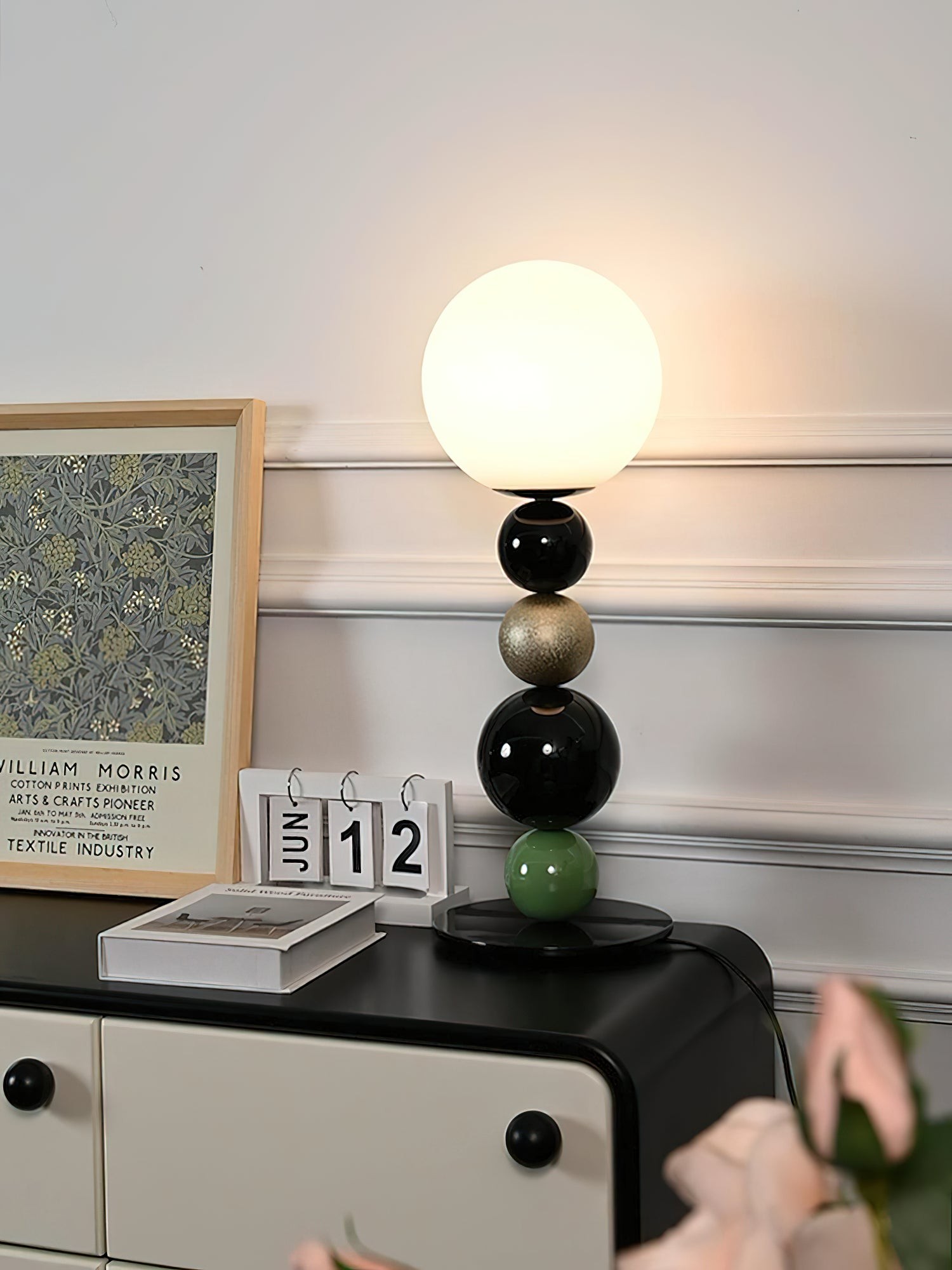 Zielona lampa stołowa do układania w stosy na stylowej szafce