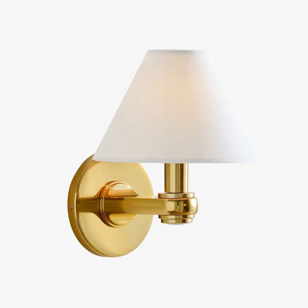 Aplique de pared monocabezal de latón envejecido con pantalla blanca.