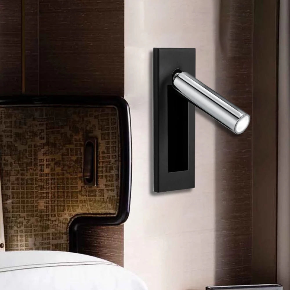 Aplique de pared cromado D790 en una escena de dormitorio con poca luz.