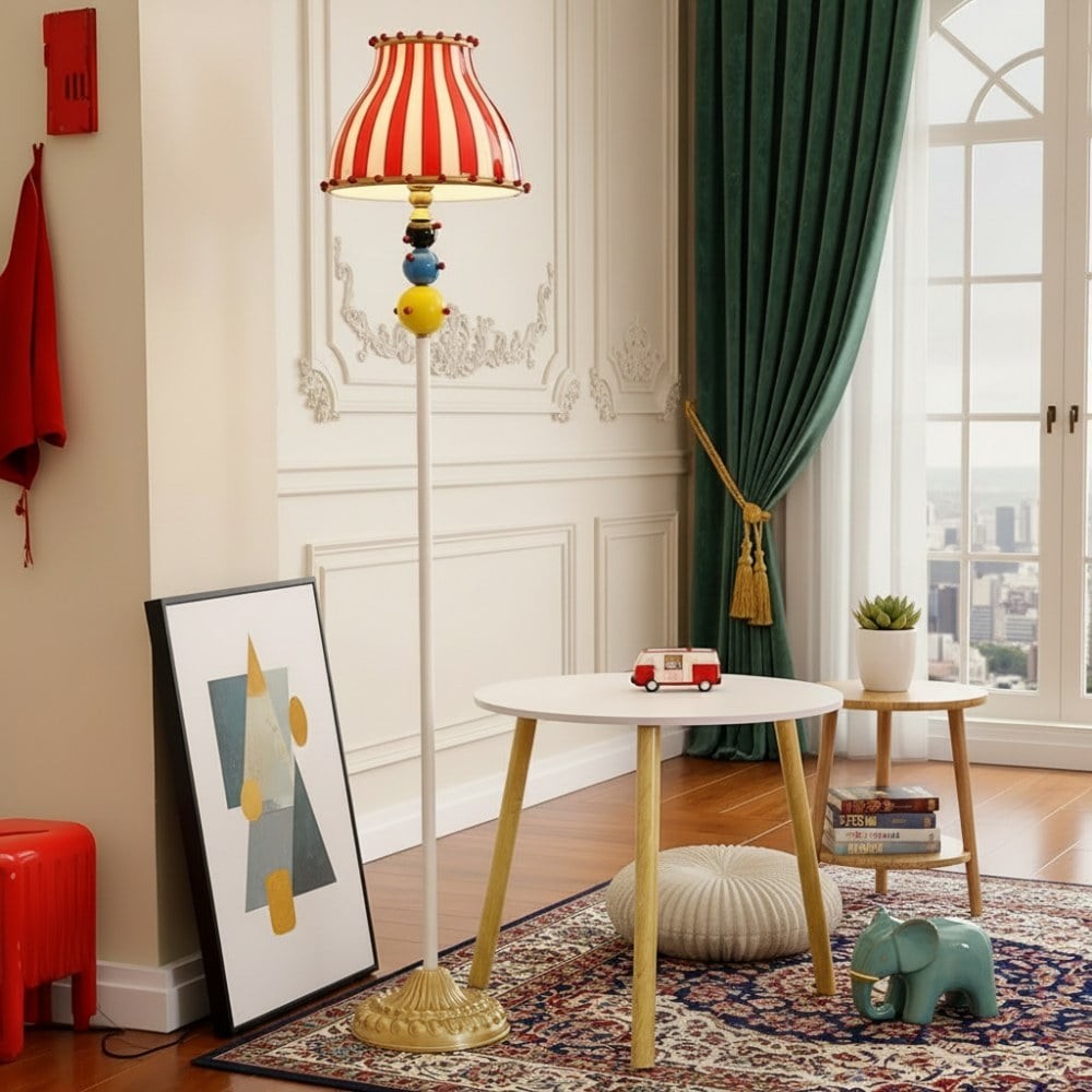 Lámpara de pie Festilo Circus cerca de una mesa y cortinas.