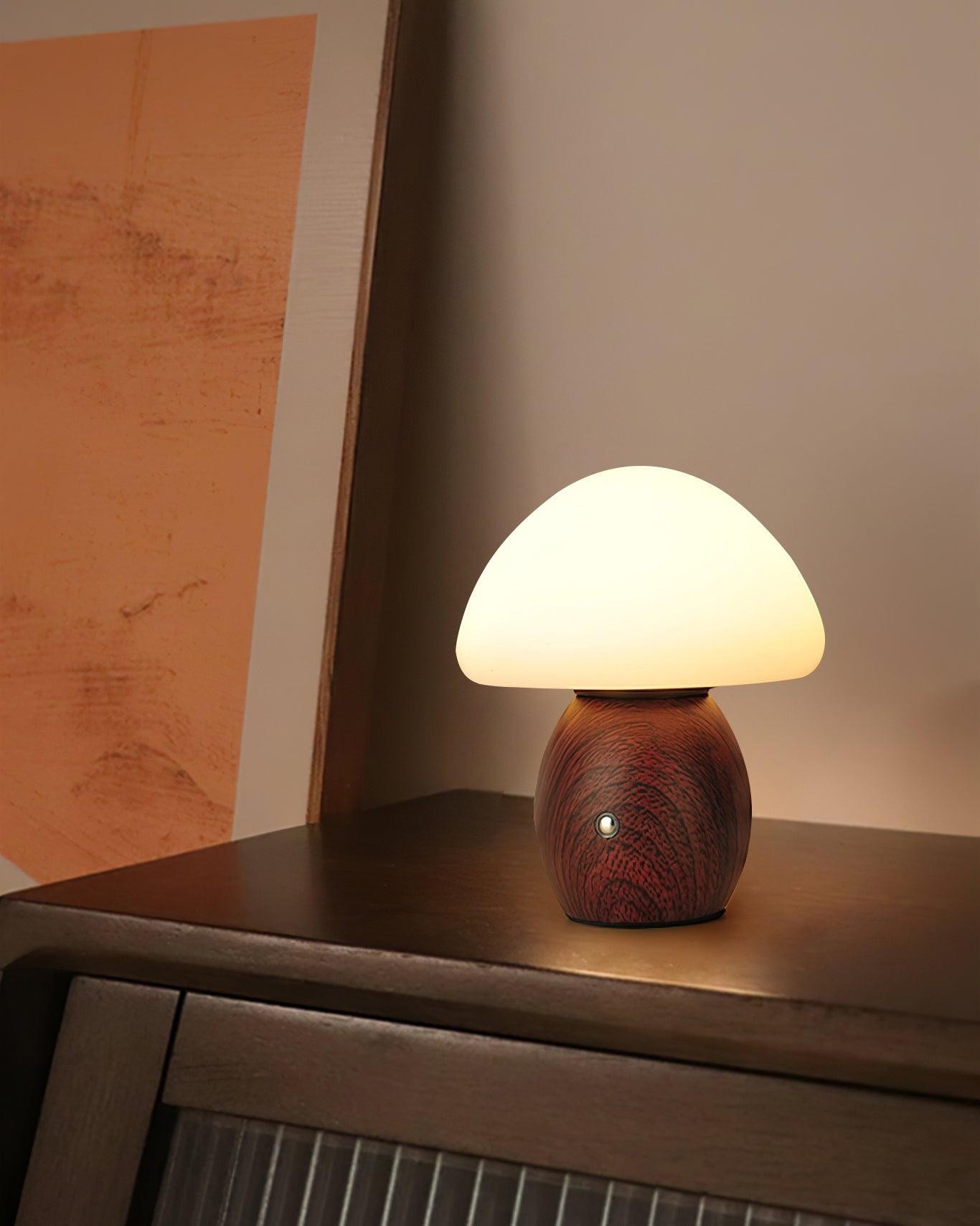 Orzechowa lampa grzybowa na ciemnym blacie