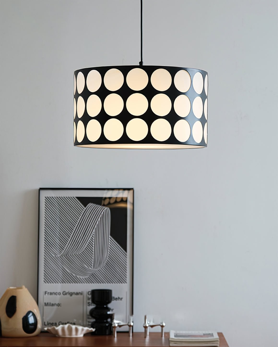 Podświetlana lampa wisząca w kropki w ciepłym pomieszczeniu