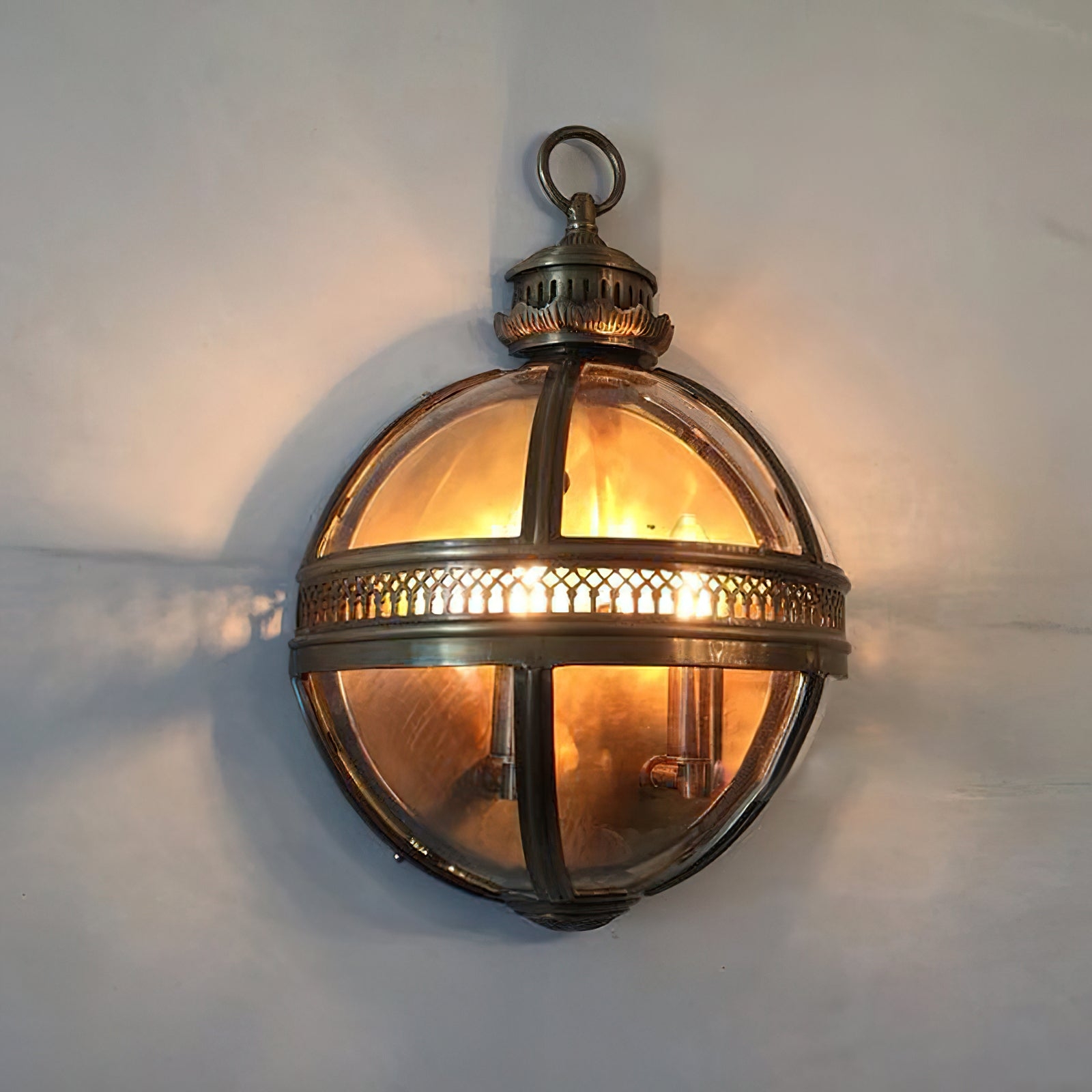 Lampa ścienna Daeyang D487 zainstalowana i oświetlona na ścianie