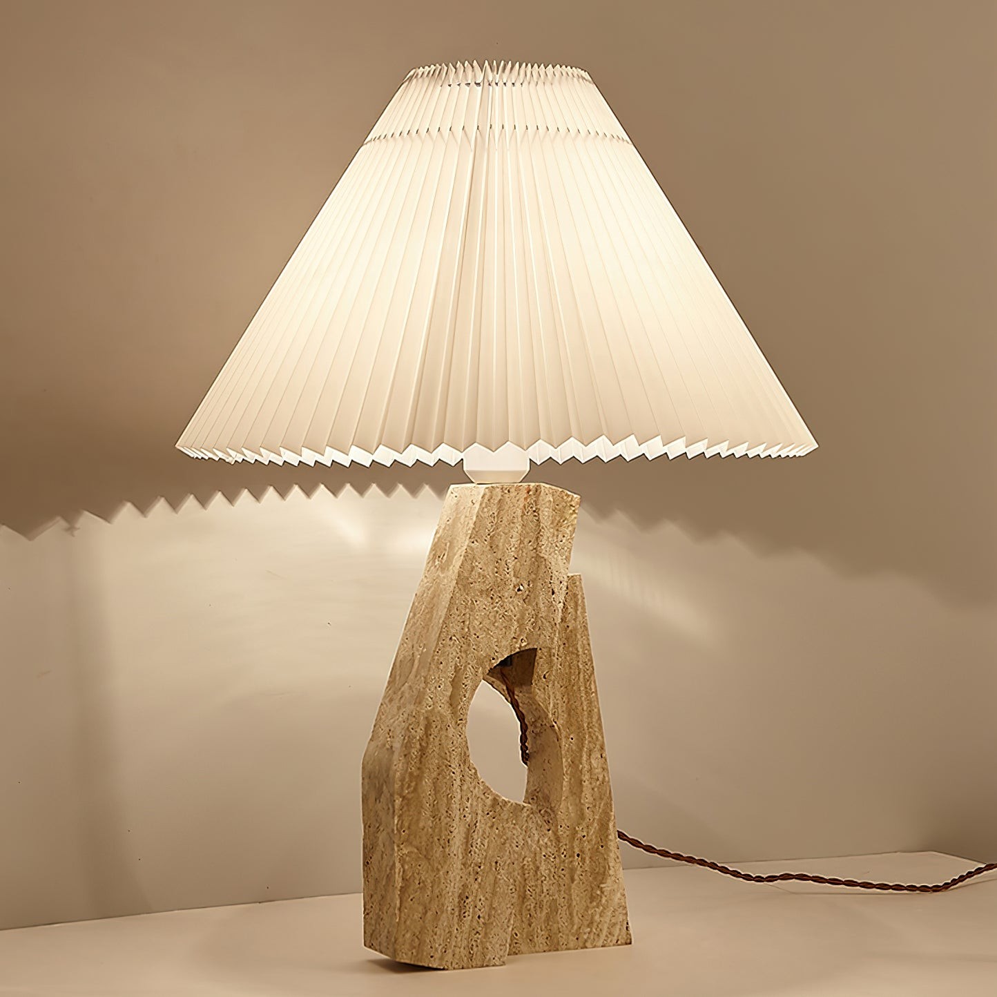 Wyśrodkowana lampa stołowa z ciepłym tłem ściany