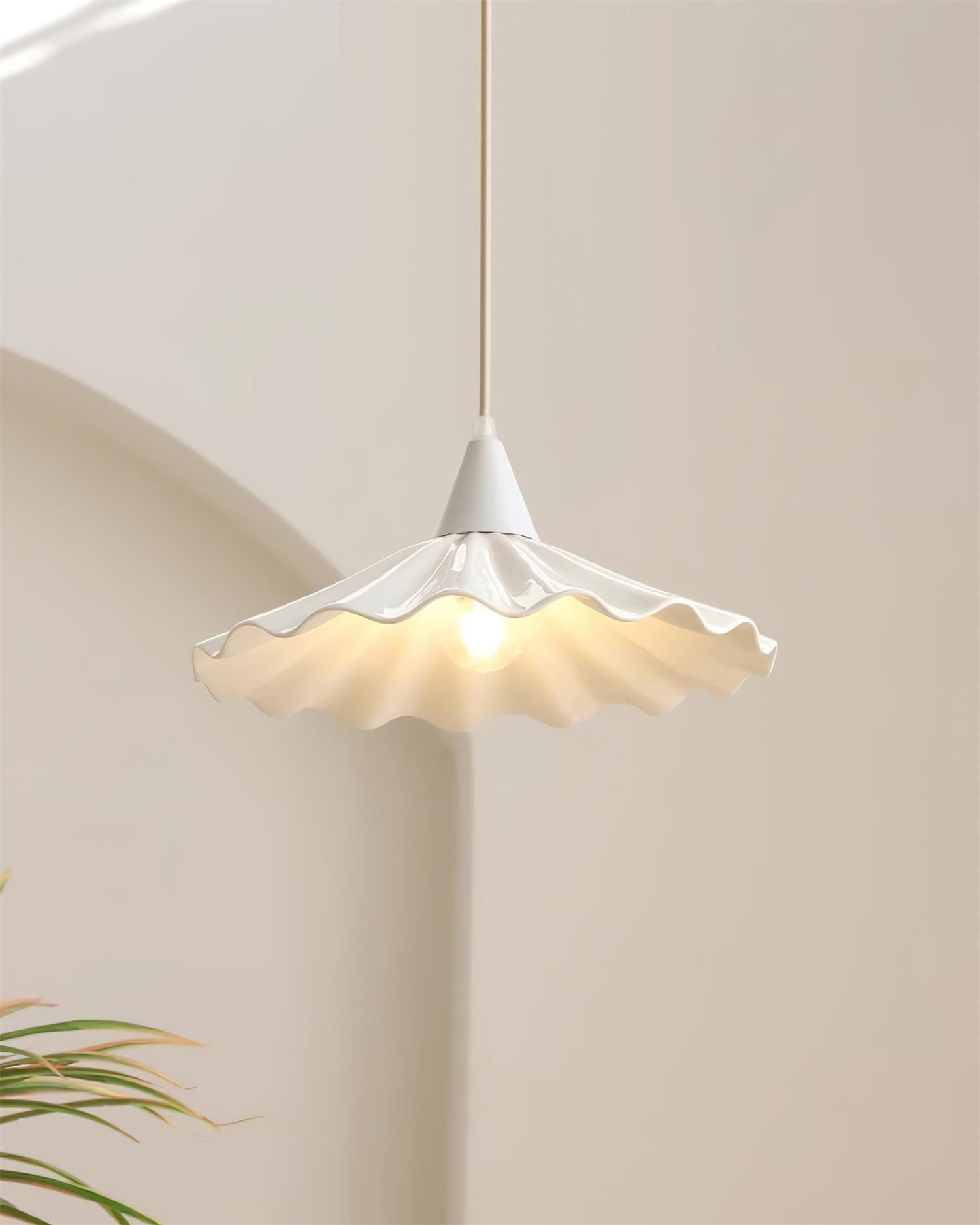 Ruffles pendellampe opplyst i et minimalistisk rom