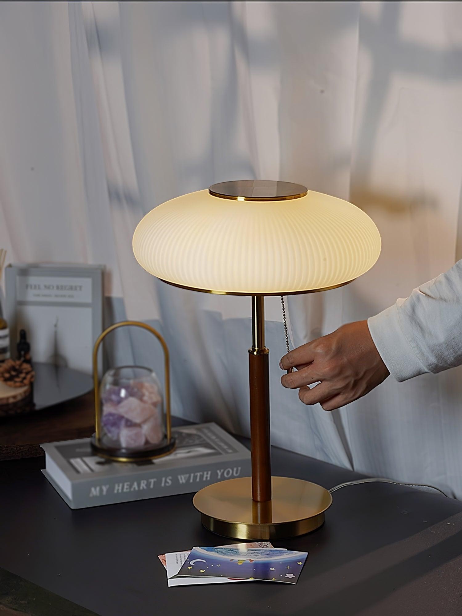 White Beautiful Luxury Fashion Metal Table Lamp M50