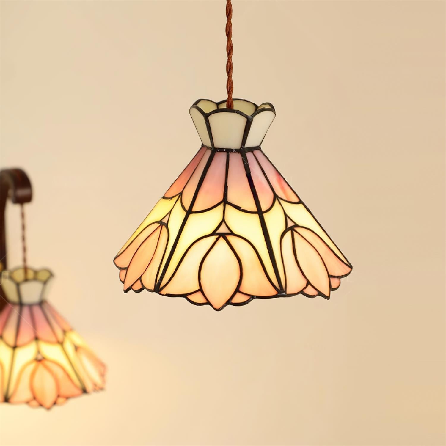 Retro lampa wisząca Tiffany z bliska, w ciepłym wnętrzu