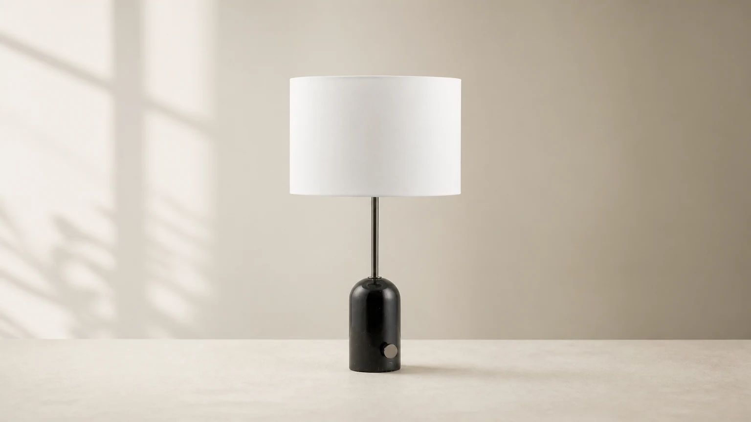 Lampa stołowa Penn D566 w ciepłej oprawie wnętrza