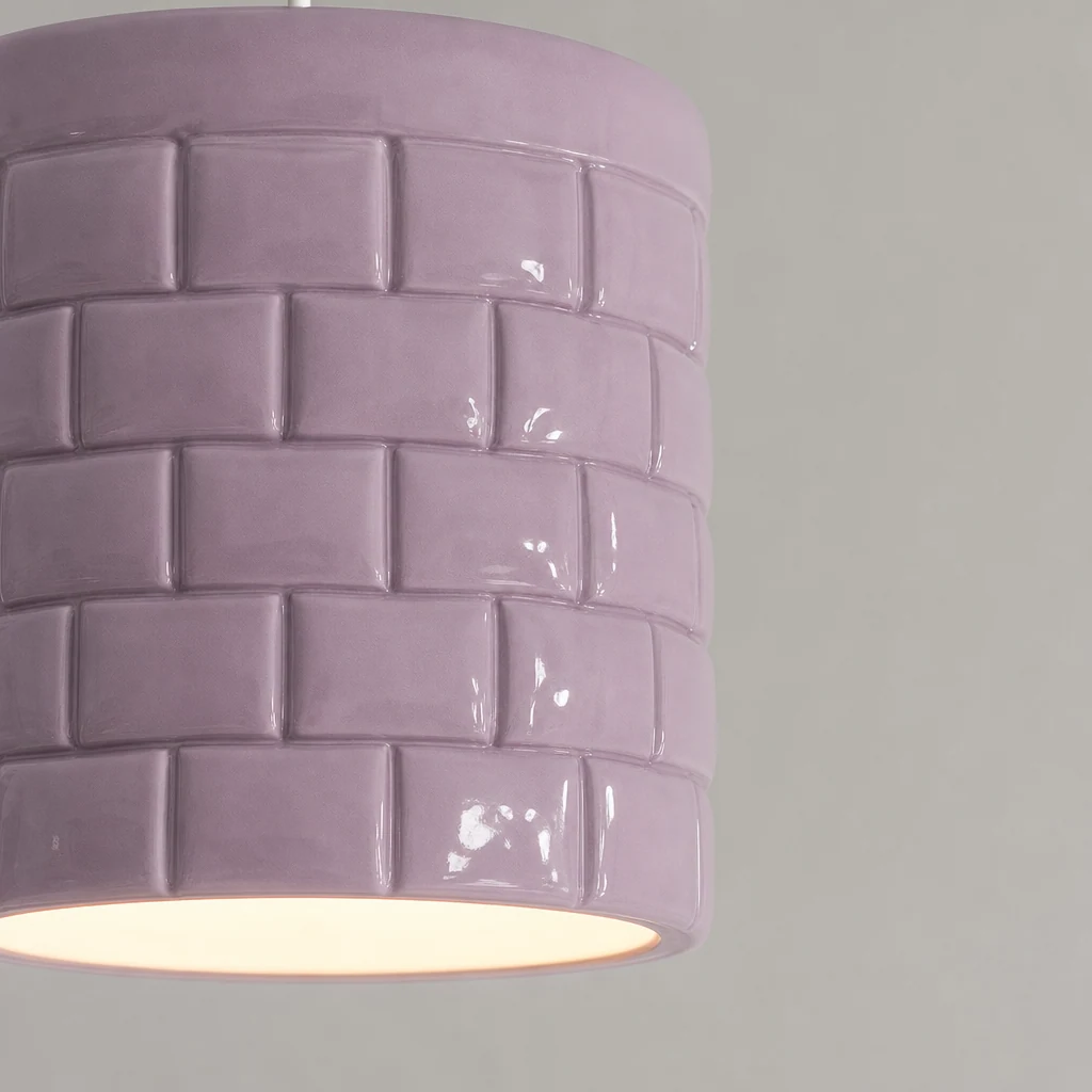 Zbliżenie na klosz i wykończenie lampy wiszącej Lysne Girl D410
