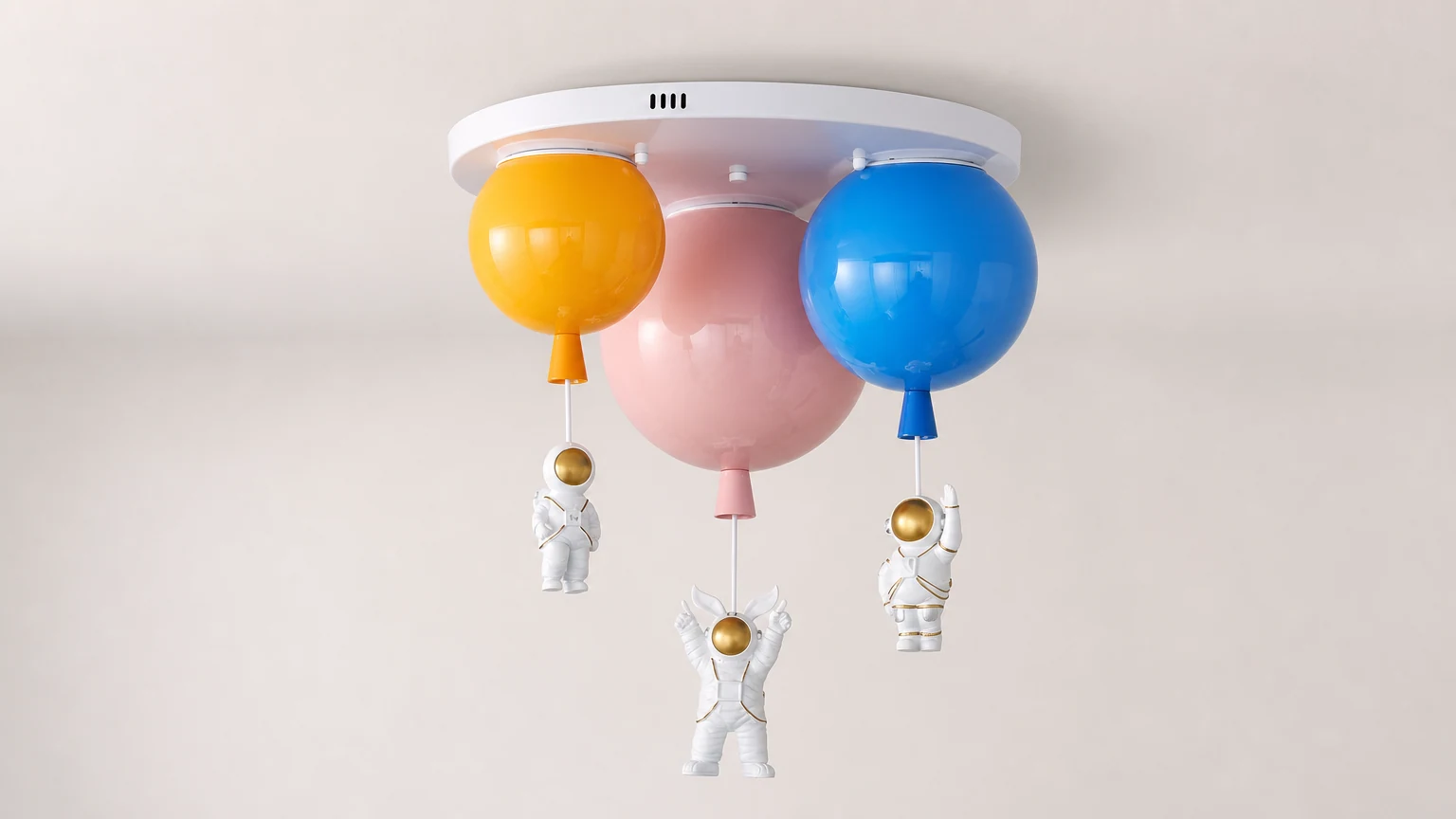 Lampa sufitowa Astronaut w błyszczącym balonie M494 pokazana w aranżacji pomieszczenia
