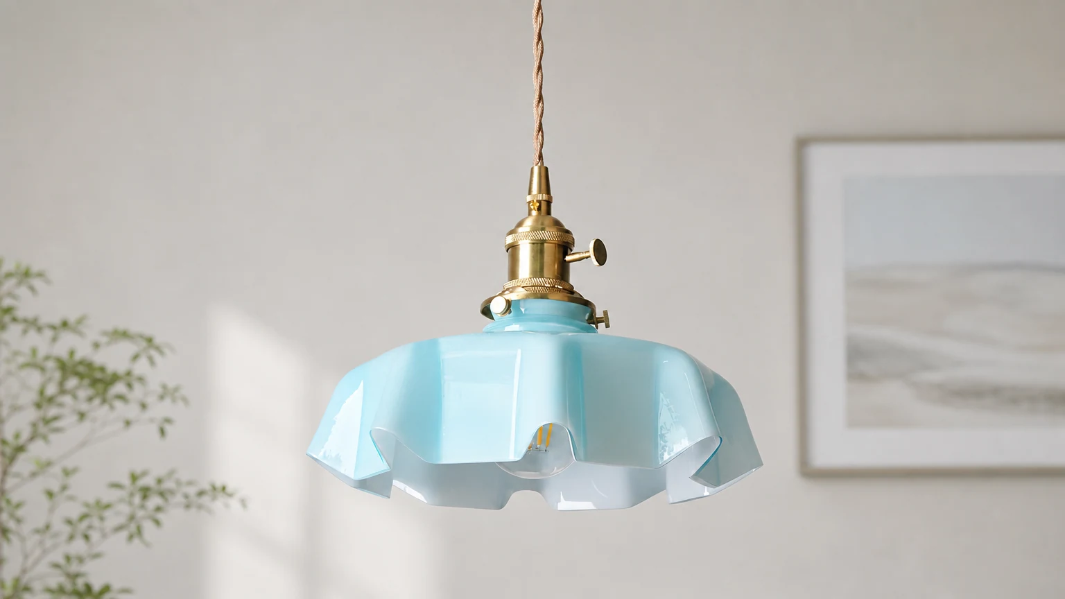 Lampa wisząca Ripple D245 ze spódnicą w delikatnej scenie wnętrza