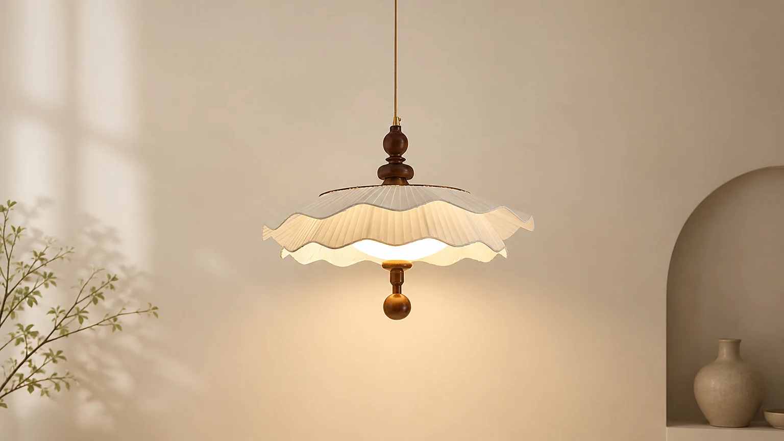 Lampa wisząca Ravina D102 z plisowanym białym kloszem i orzechowym akcentem w aranżacji pokoju