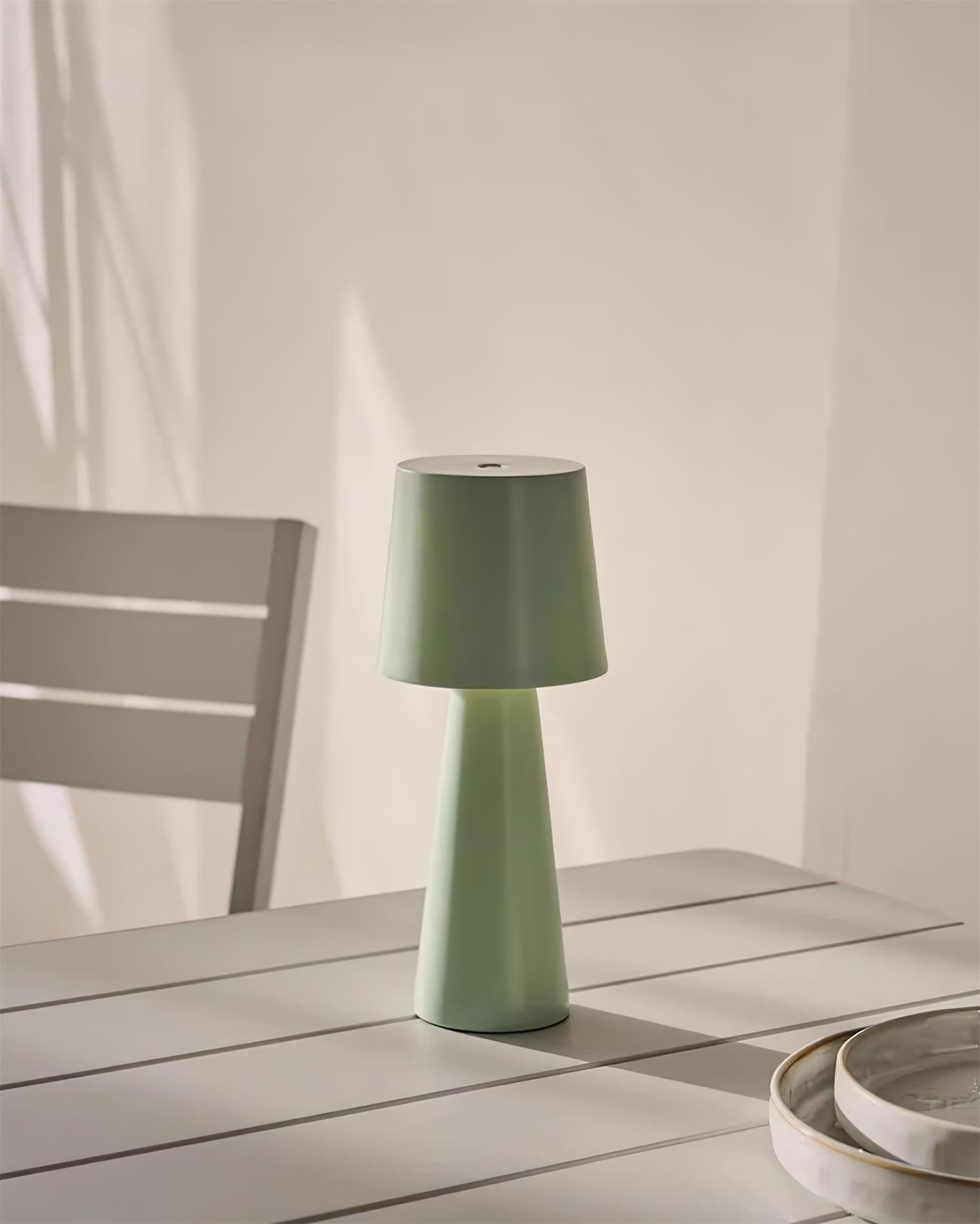 Zielona lampa M311 na stole w stylu patio