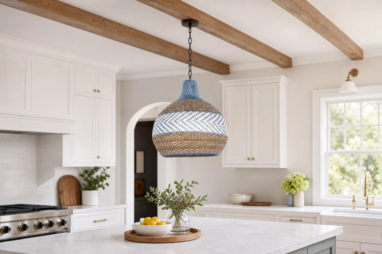 Niebieska rattanowa lampa wisząca w stylu życia we wnętrzach