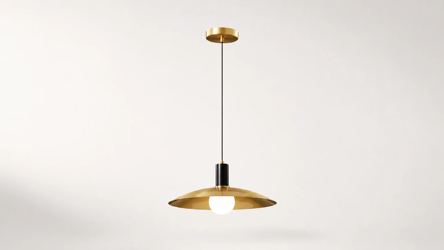 Mosiężna rozkloszowana lampa wisząca D361 pokazana w ciepłej scenie wnętrza