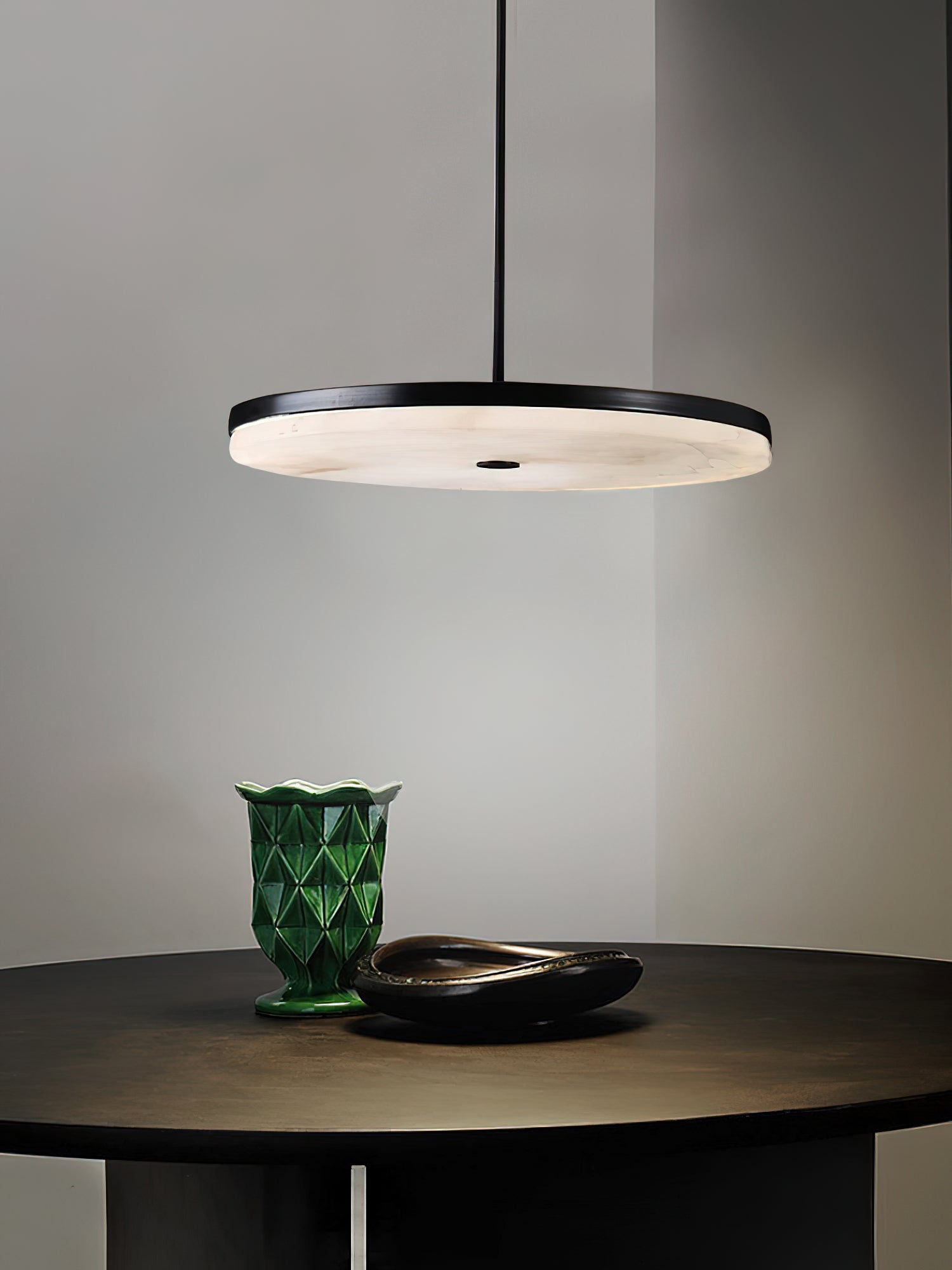 Lampa wisząca Wyatt nad stołem w prostym wnętrzu