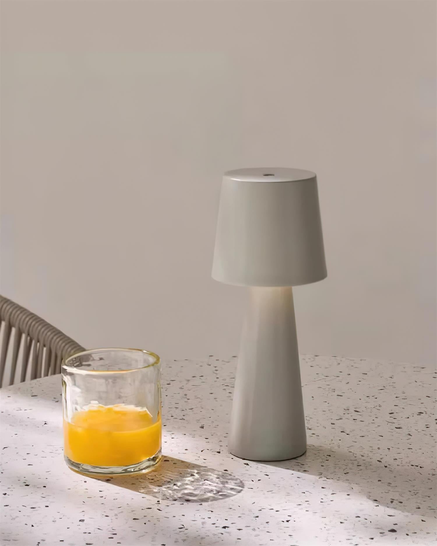Biała lampa M311 na blacie z napojem i dekoracjami