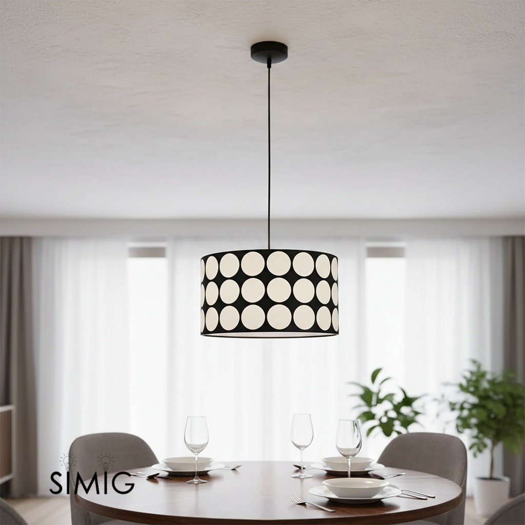 Lampa wisząca zainstalowana nad stołem w jadalni